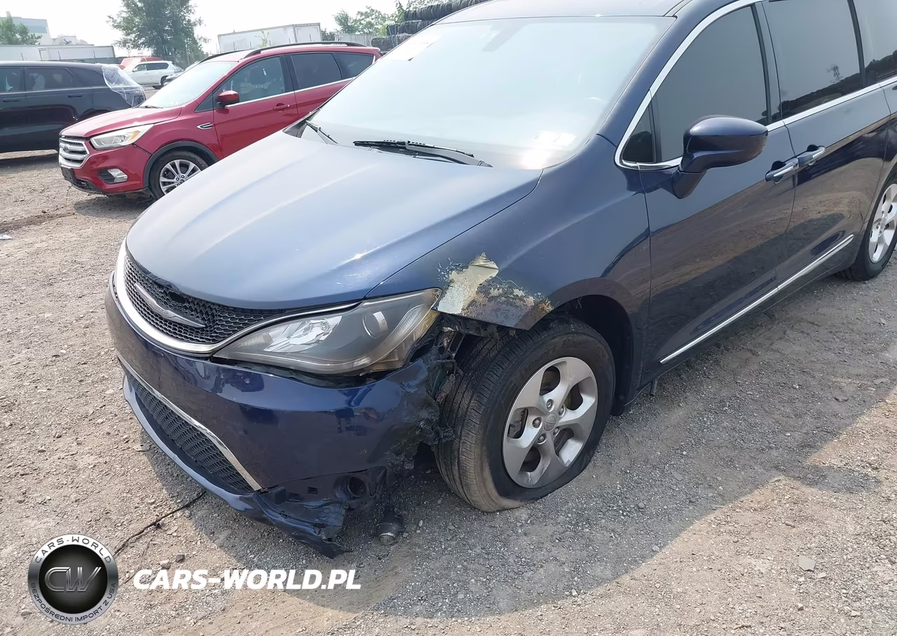 2017 Chrysler Pacifica Touring-L Plus VIN:2C4RC1EG5HR531416 - 6