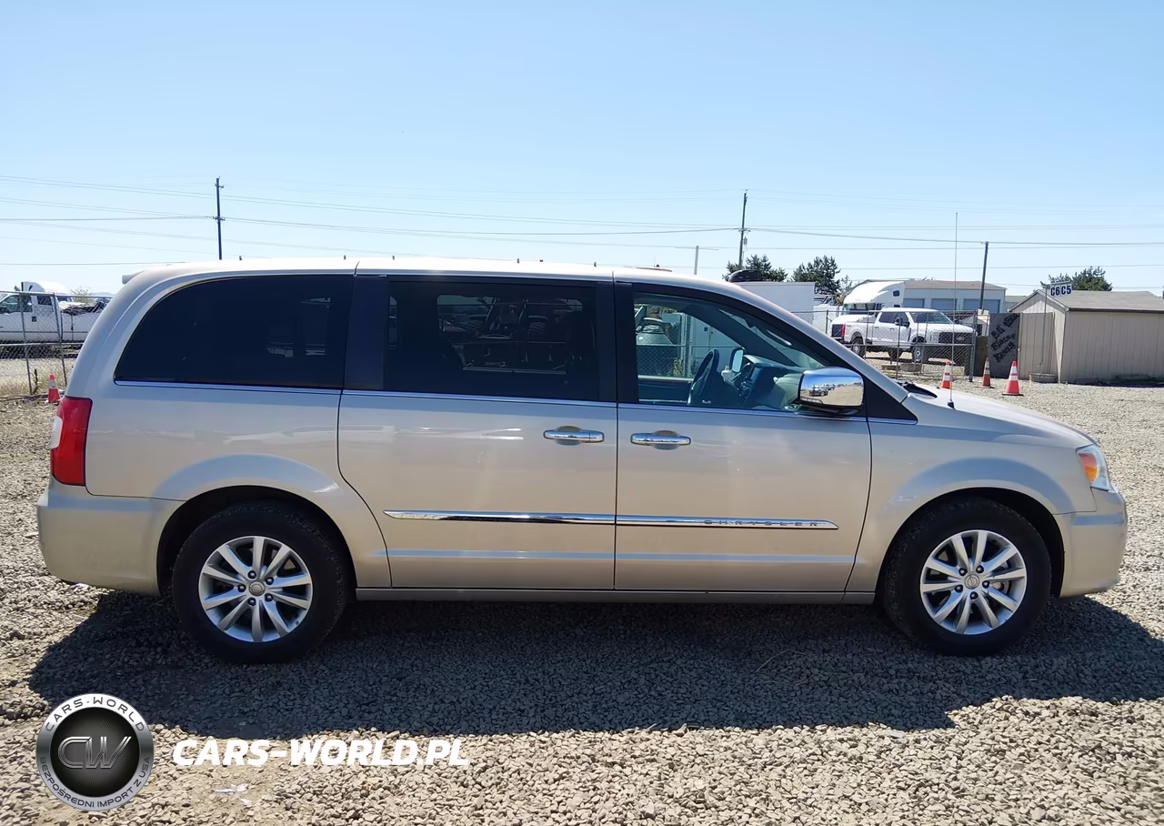 2015 Chrysler Town & Country Limited Platinum VIN:2C4RC1GG4FR710492 - 14