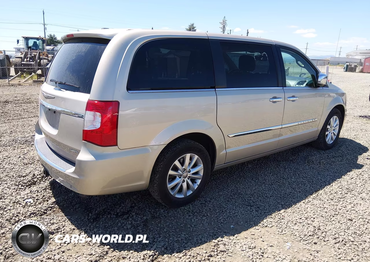 2015 Chrysler Town & Country Limited Platinum VIN:2C4RC1GG4FR710492 - 4