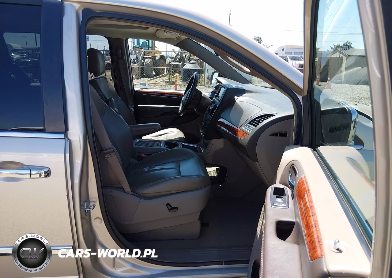 2015 Chrysler Town & Country Limited Platinum VIN:2C4RC1GG4FR710492 - 5