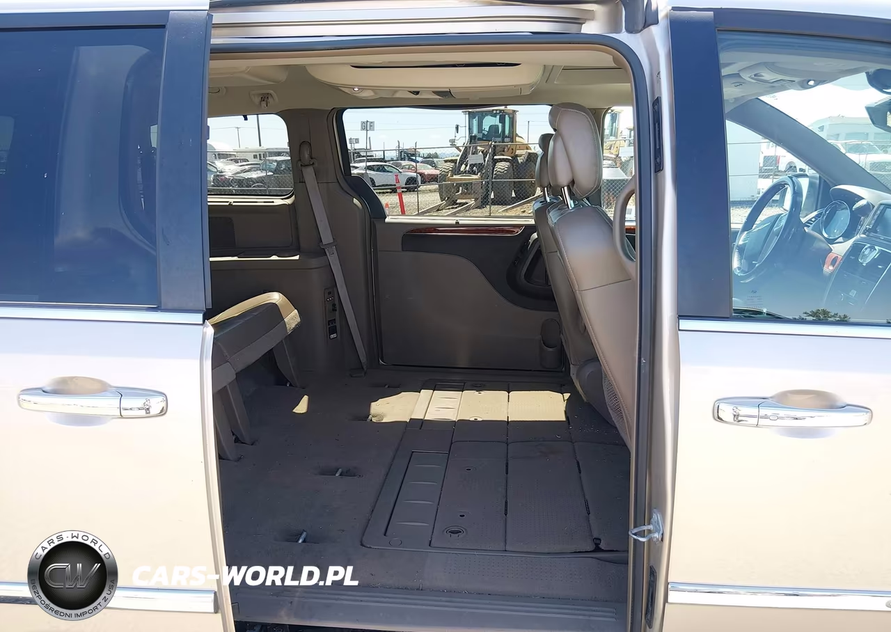 2015 Chrysler Town & Country Limited Platinum VIN:2C4RC1GG4FR710492 - 8
