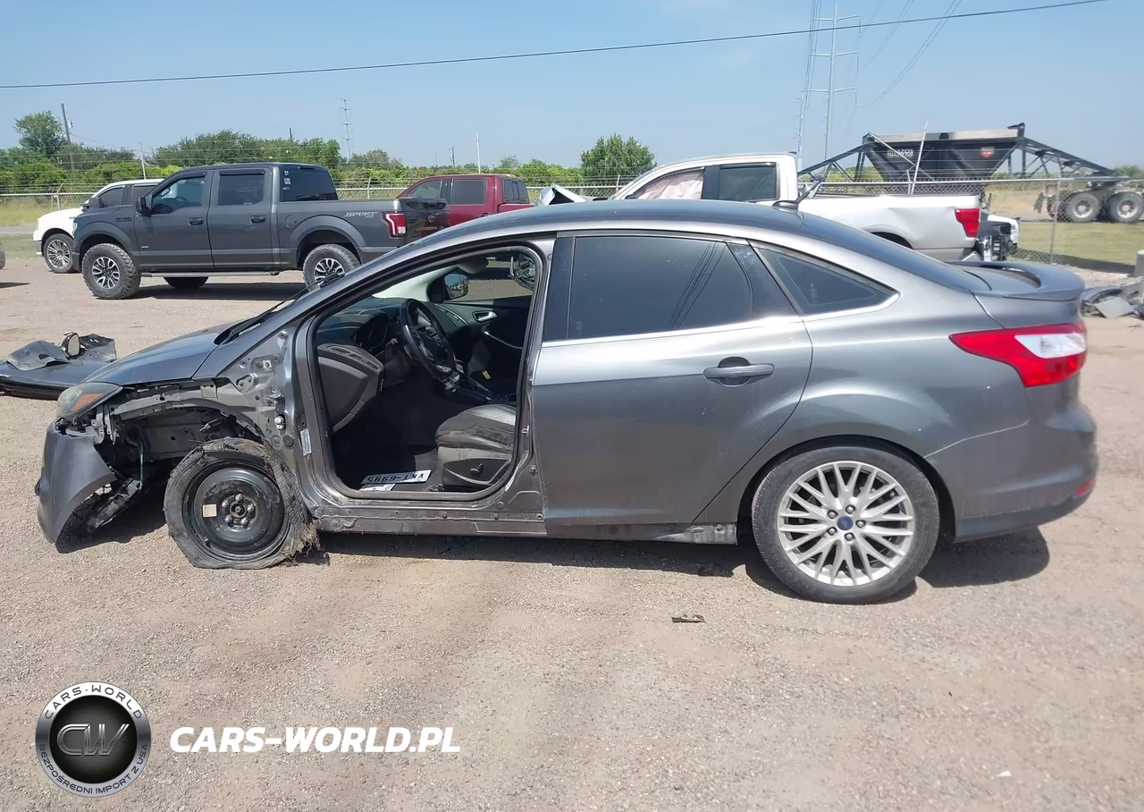 2014 Ford Focus Titanium VIN:1FADP3J25EL195880 - 15
