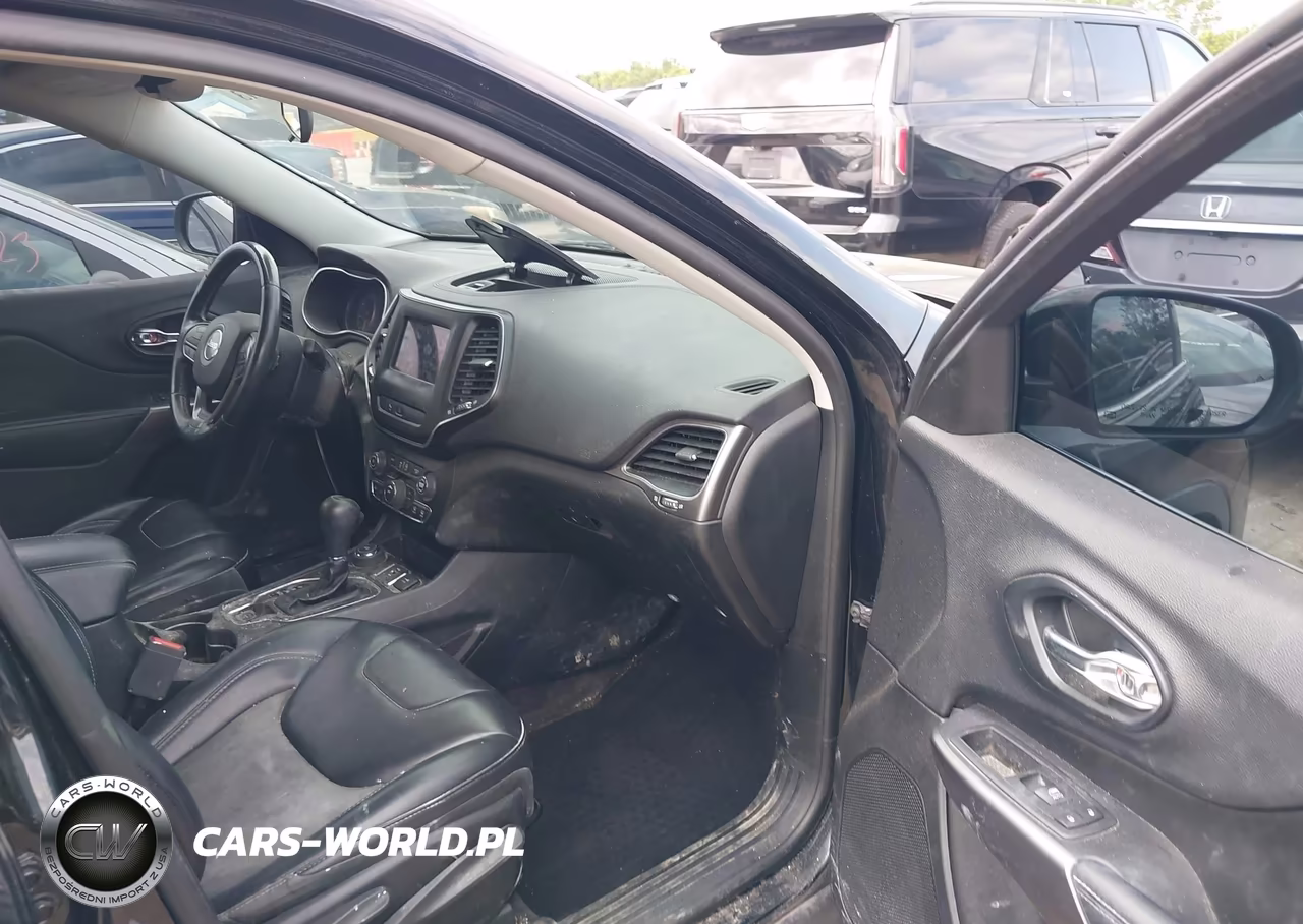 2019 Jeep Cherokee Latitude Plus 4X4 VIN:1C4PJMLB1KD136195 - 5