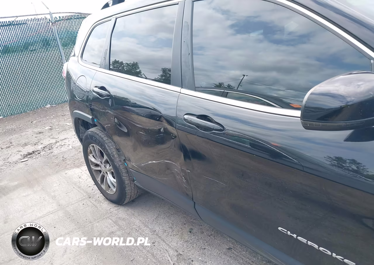 2019 Jeep Cherokee Latitude Plus 4X4 VIN:1C4PJMLB1KD136195 - 6