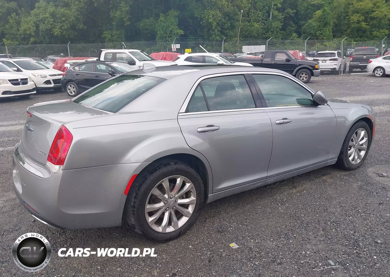 2016 Chrysler 300 Limited VIN:2C3CCARG2GH190940 - 4
