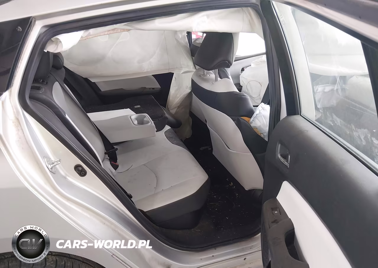 2018 Toyota Prius Four Touring VIN:JTDKARFU2J3548957 - 8