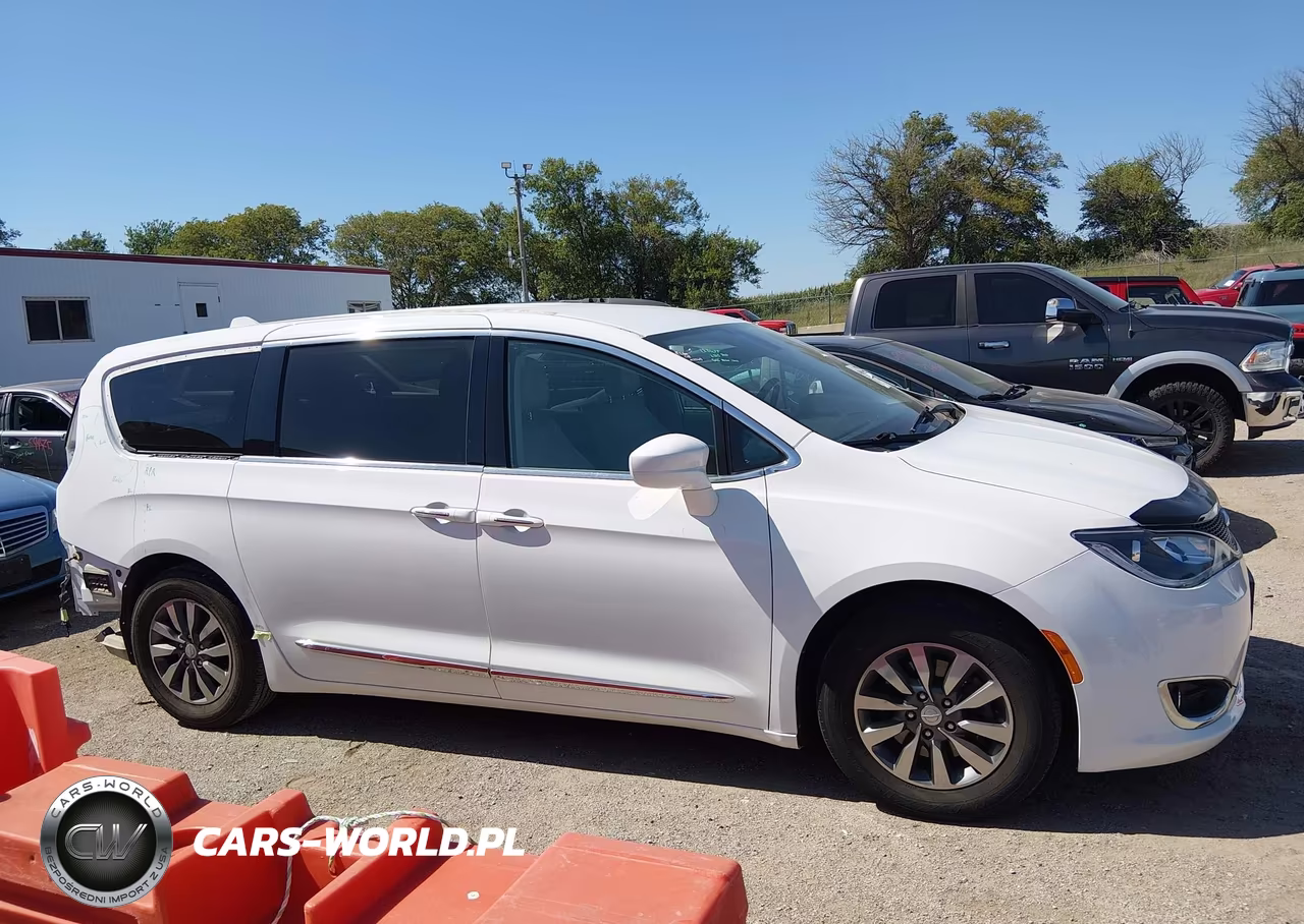 2019 Chrysler Pacifica Touring L Plus VIN:2C4RC1EG9KR610286 - 14