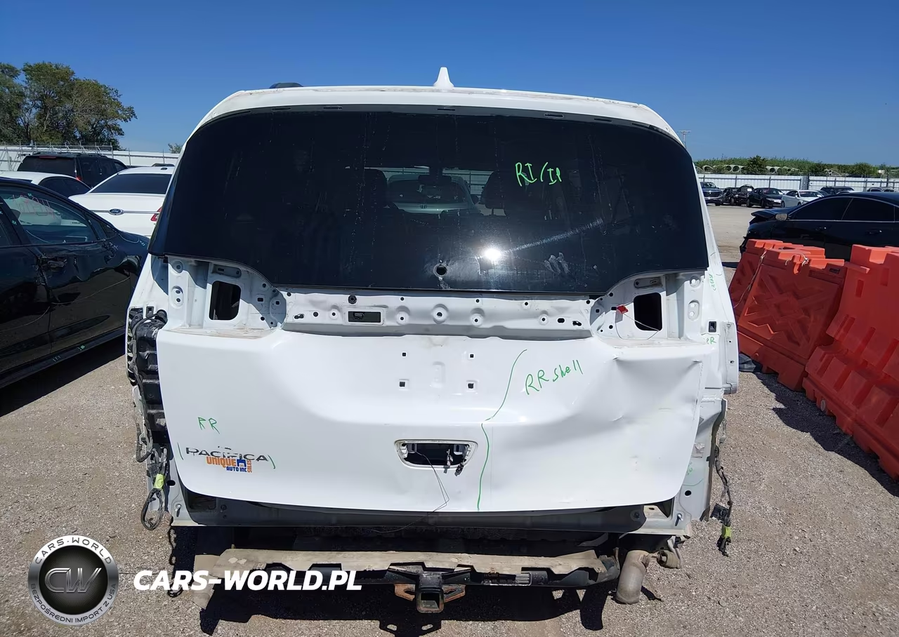 2019 Chrysler Pacifica Touring L Plus VIN:2C4RC1EG9KR610286 - 17