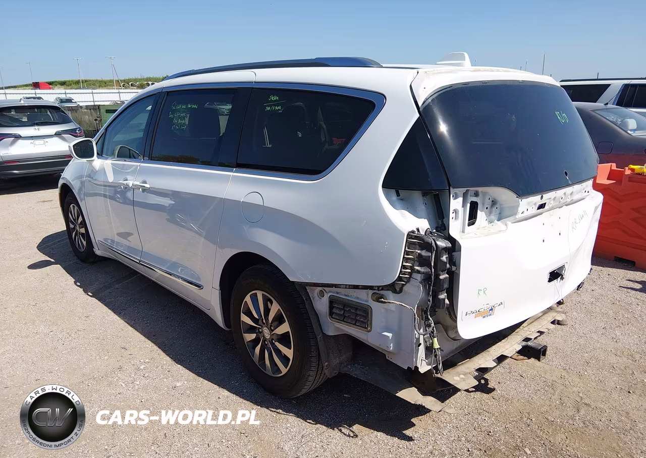 2019 Chrysler Pacifica Touring L Plus VIN:2C4RC1EG9KR610286 - 3