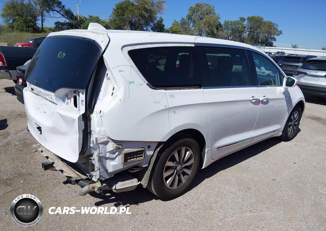 2019 Chrysler Pacifica Touring L Plus VIN:2C4RC1EG9KR610286 - 4
