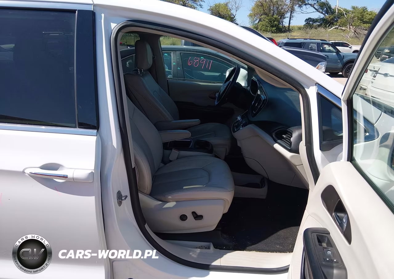2019 Chrysler Pacifica Touring L Plus VIN:2C4RC1EG9KR610286 - 5