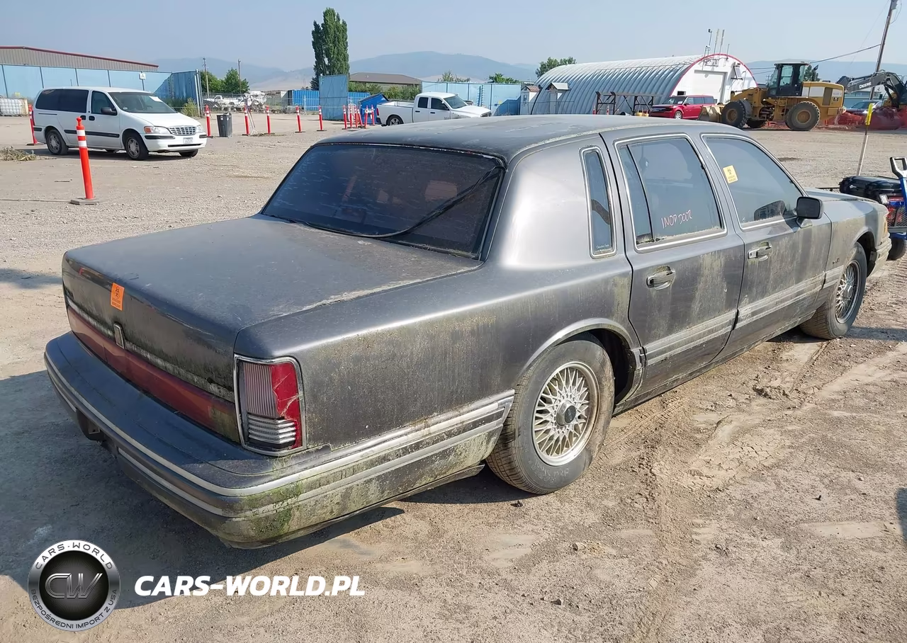1992 Lincoln Town Car Executive VIN:1LNLM81W4NY638727 - 4