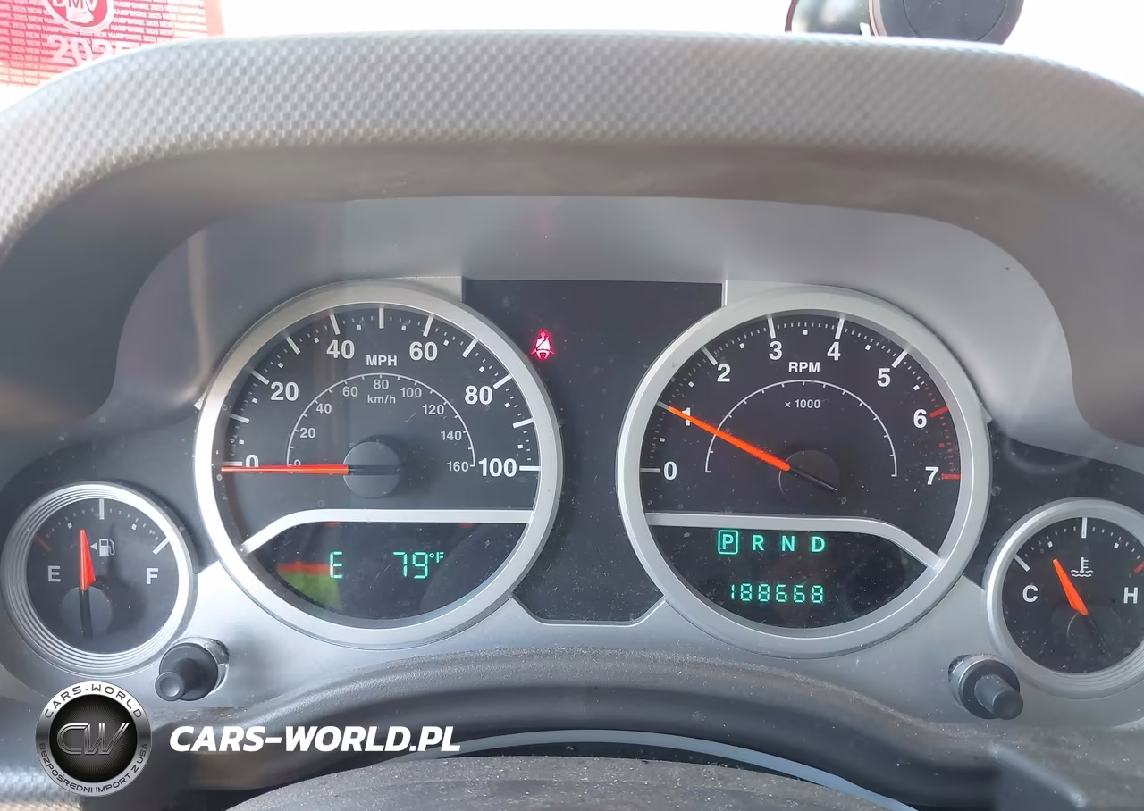 2007 Jeep Wrangler Unlimited Sahara VIN:1J4GA59157L121212 - 7