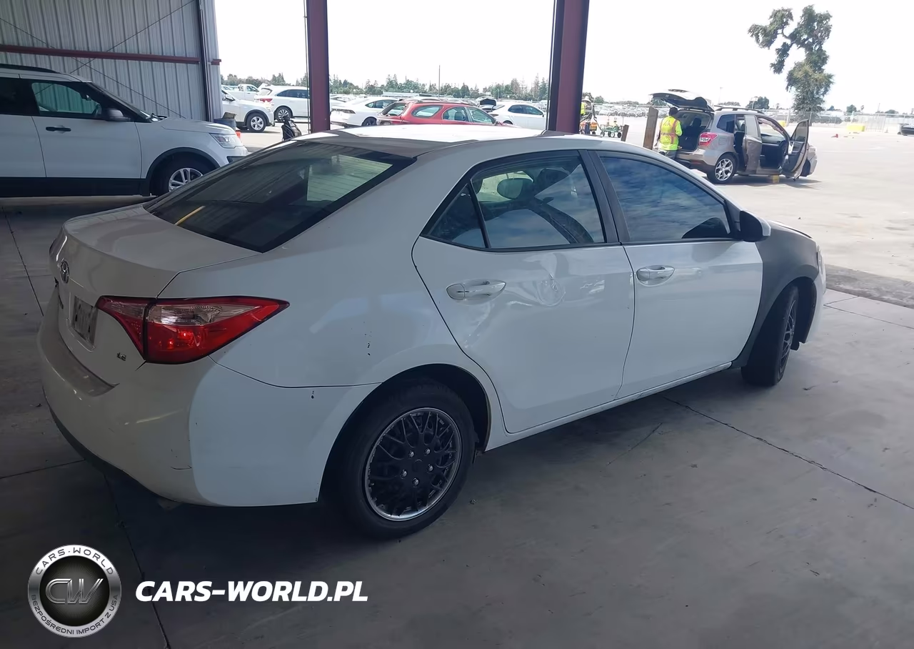 2018 Toyota Corolla Le VIN:2T1BURHE7JC986751 - 4