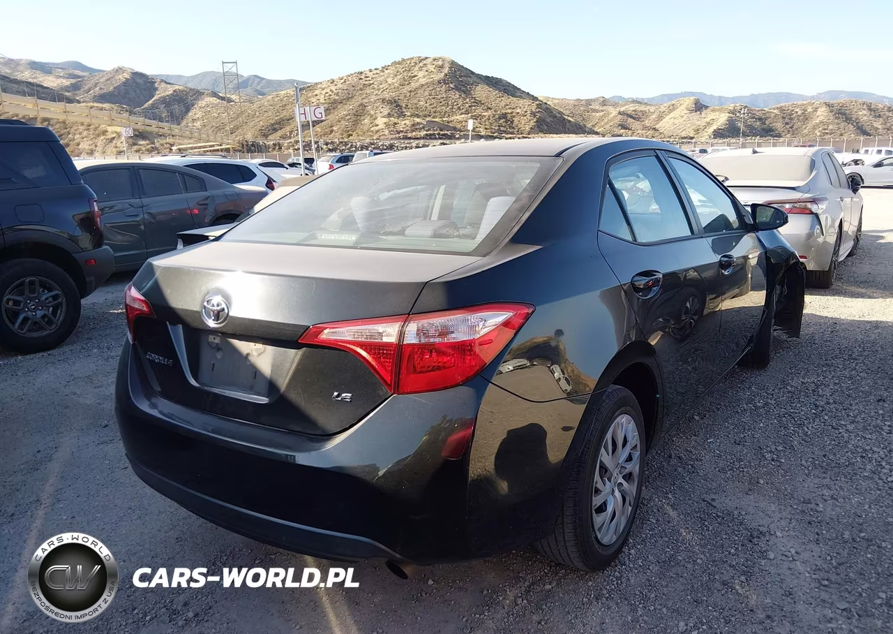 2017 Toyota Corolla Le VIN:5YFBURHE4HP631109 - 4