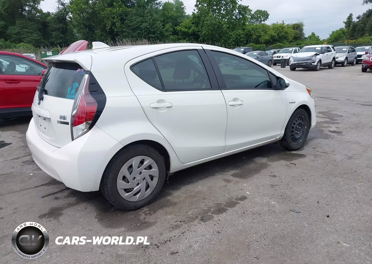 2016 Toyota Prius C Three VIN:JTDKDTB31G1130296 - 4