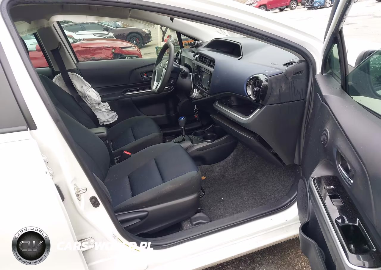 2016 Toyota Prius C Three VIN:JTDKDTB31G1130296 - 5