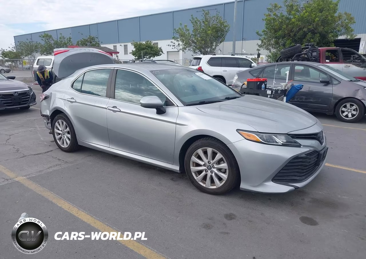 2018 Toyota Camry Le – zdjęcie 1 z 17