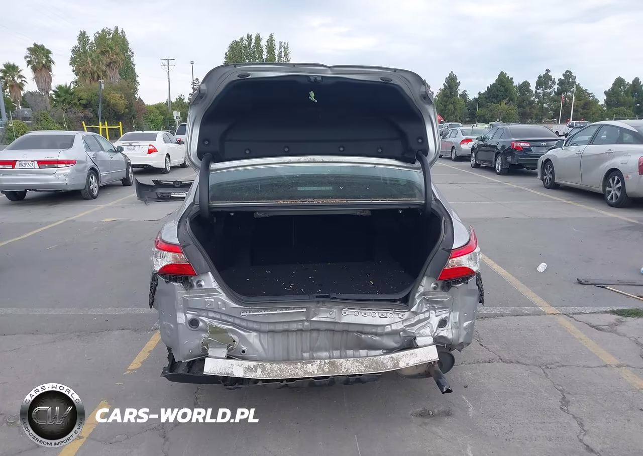 2018 Toyota Camry Le VIN:4T1B11HKXJU638859 - 17