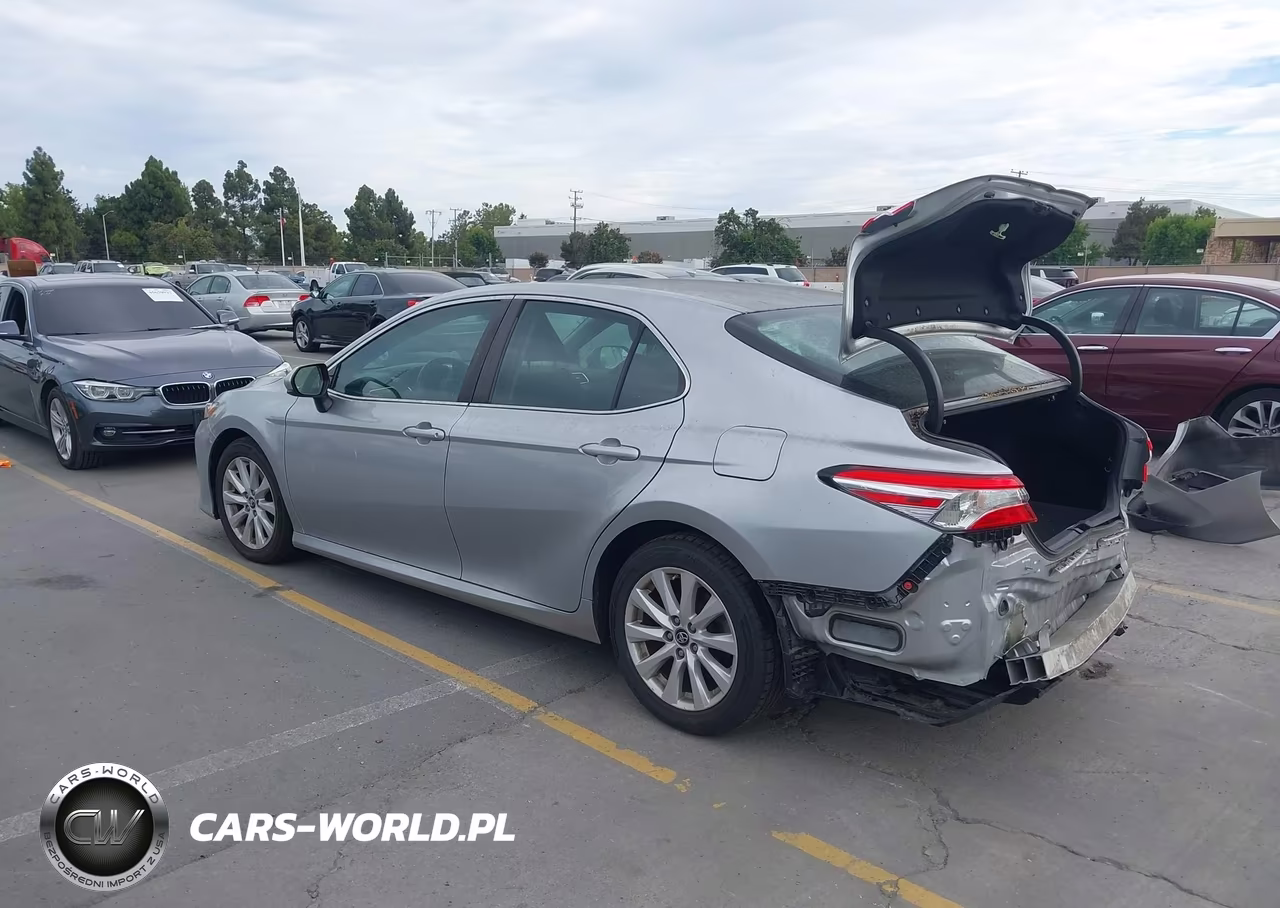 2018 Toyota Camry Le VIN:4T1B11HKXJU638859 - 3