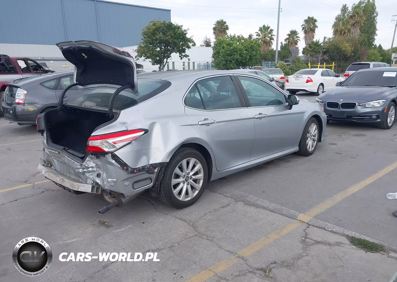 2018 Toyota Camry Le VIN:4T1B11HKXJU638859 - 4