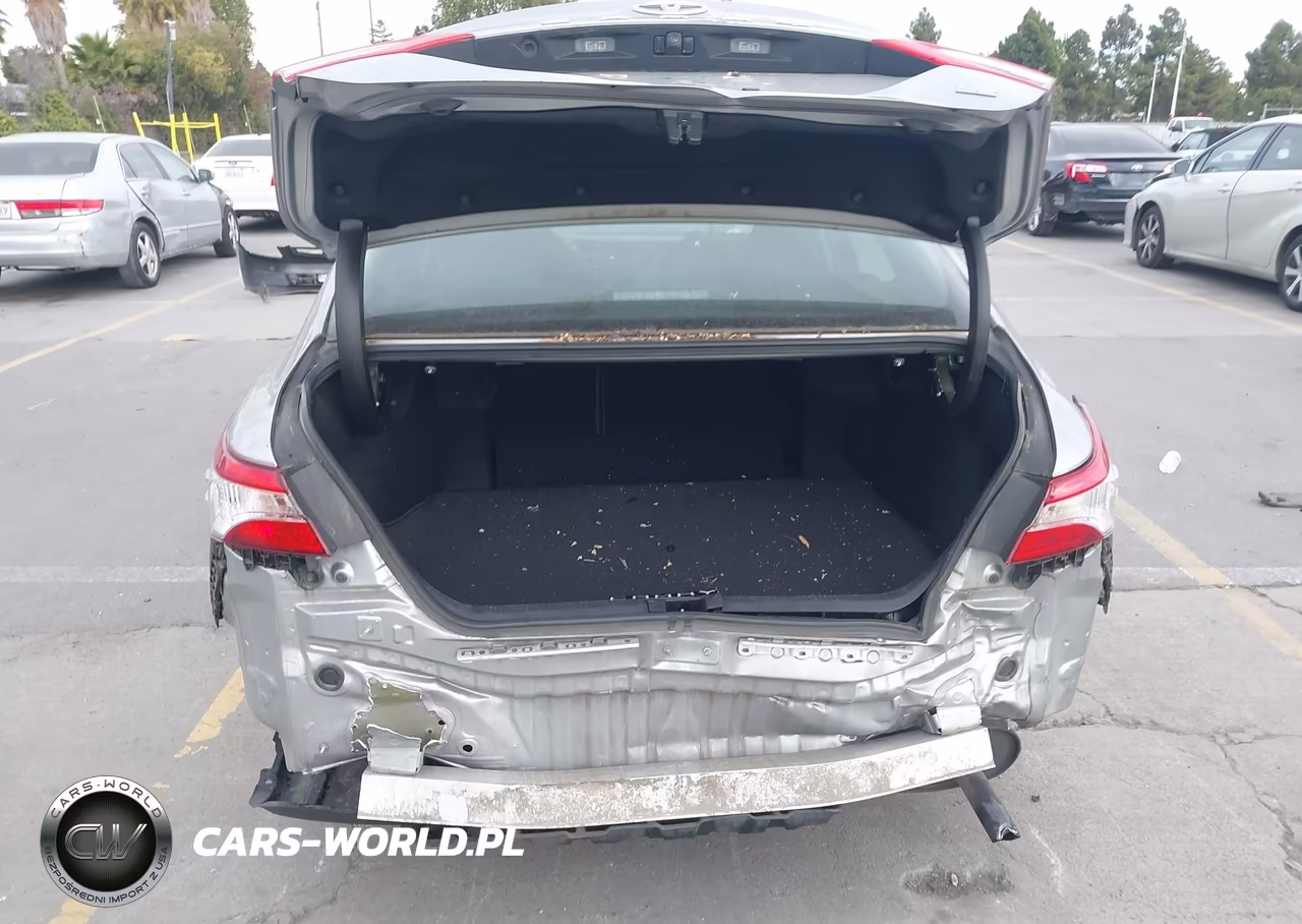 2018 Toyota Camry Le VIN:4T1B11HKXJU638859 - 6