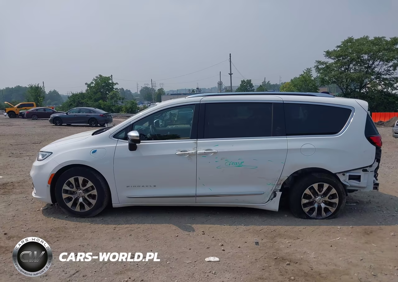 2023 Chrysler Pacifica Hybrid Pinnacle VIN:2C4RC1N71PR562774 - 13