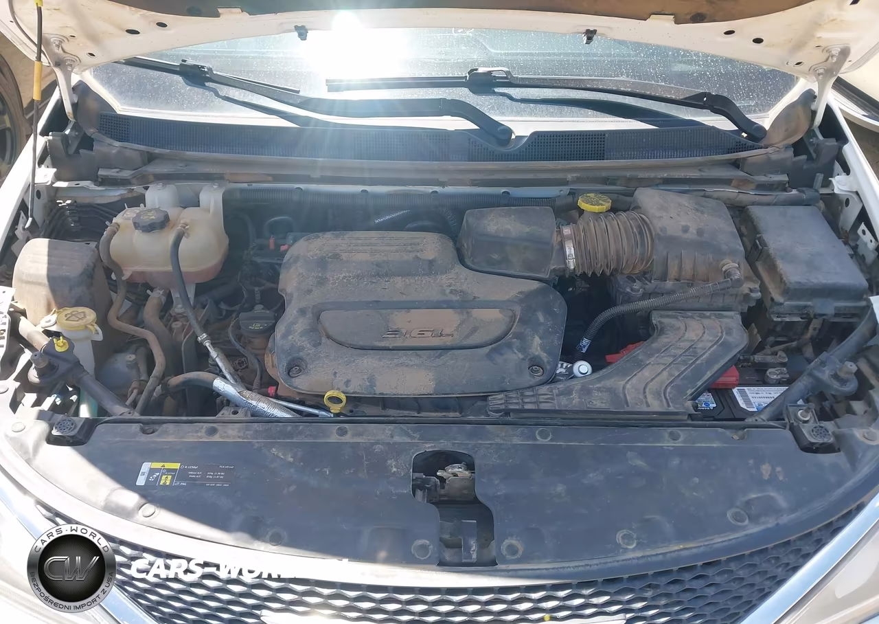 2019 Chrysler Pacifica Touring L VIN:2C4RC1BG0KR730269 - 10