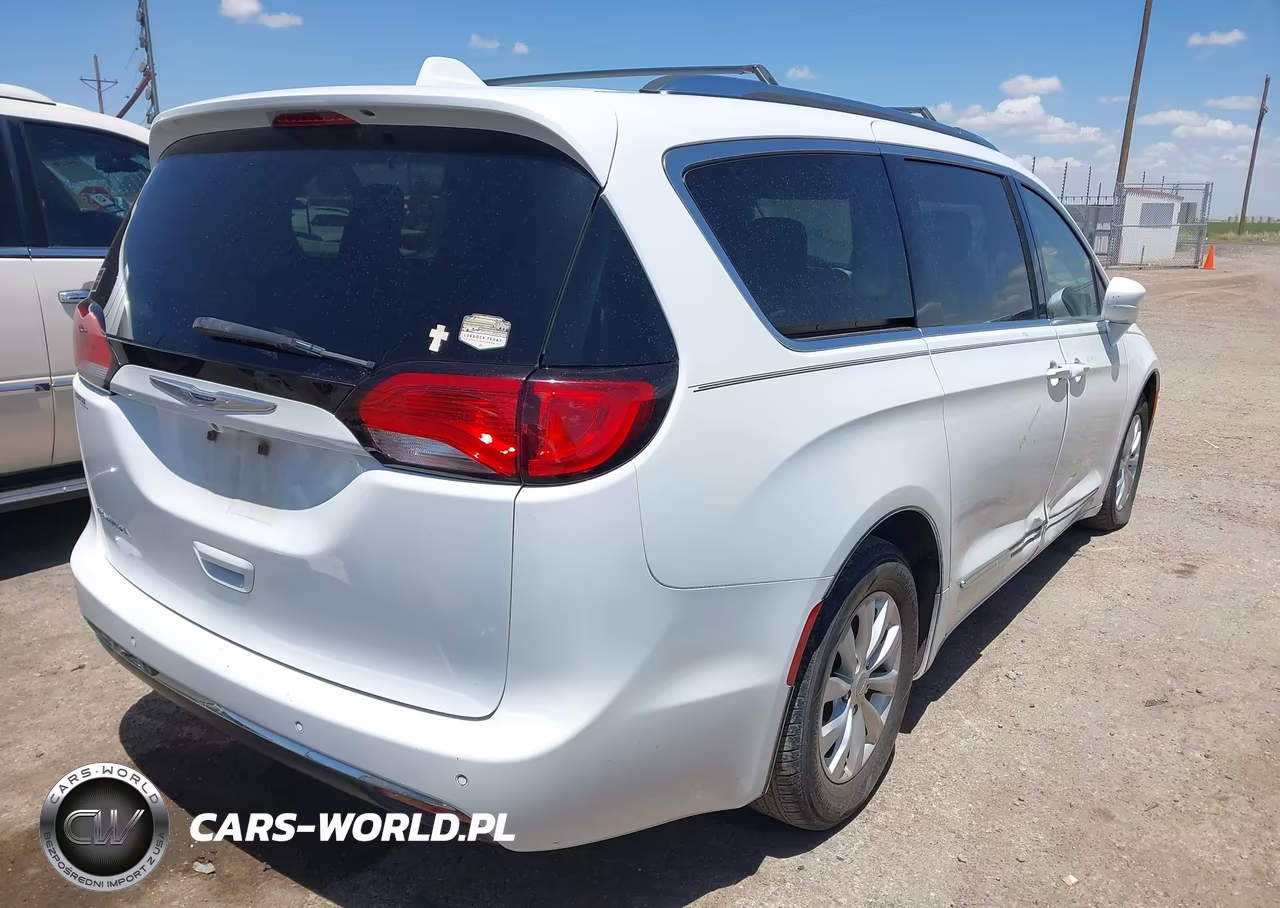 2019 Chrysler Pacifica Touring L VIN:2C4RC1BG0KR730269 - 4