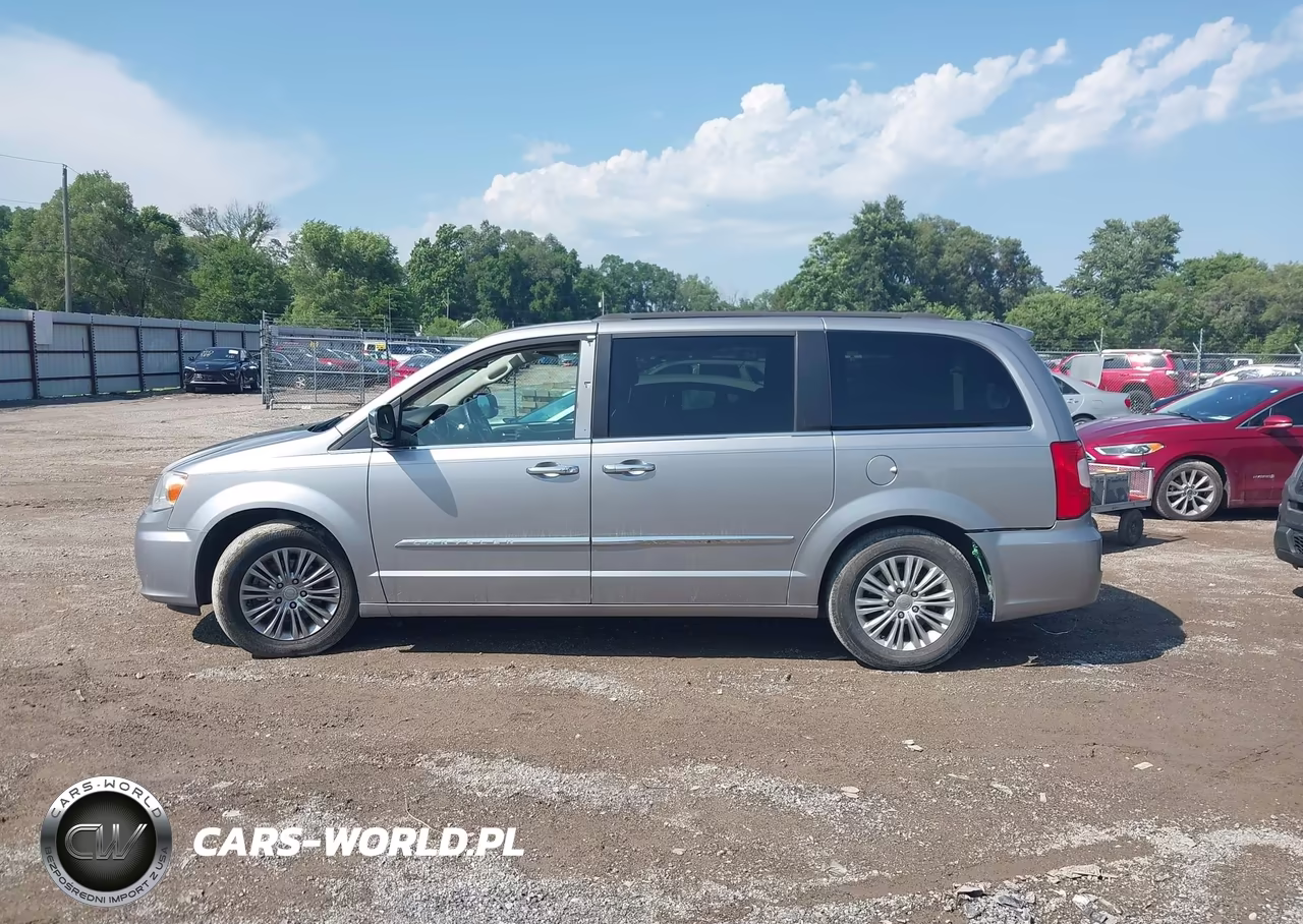 2015 Chrysler Town & Country Touring-L VIN:2C4RC1CGXFR731286 - 14