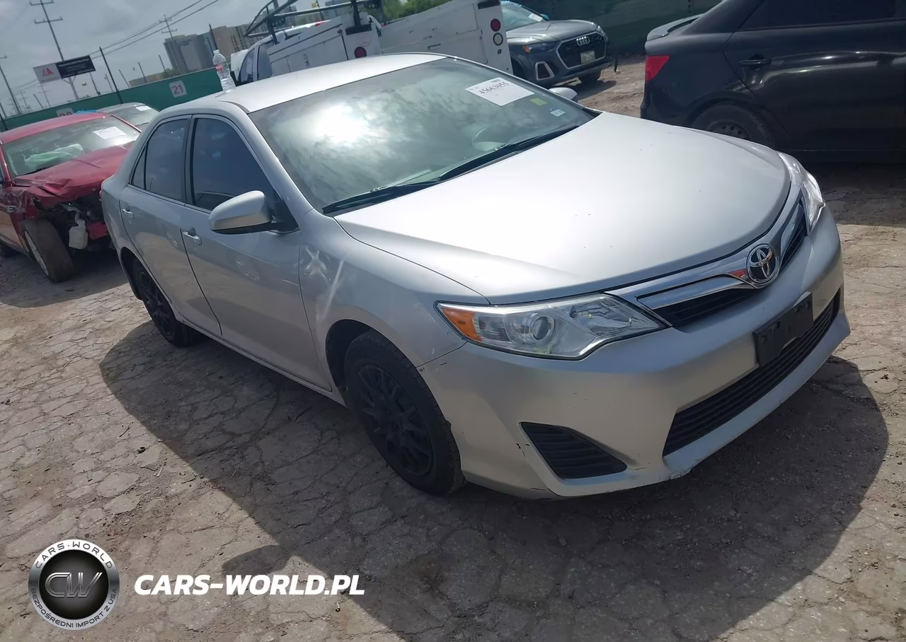 2014 Toyota Camry Le – zdjęcie 1 z 18