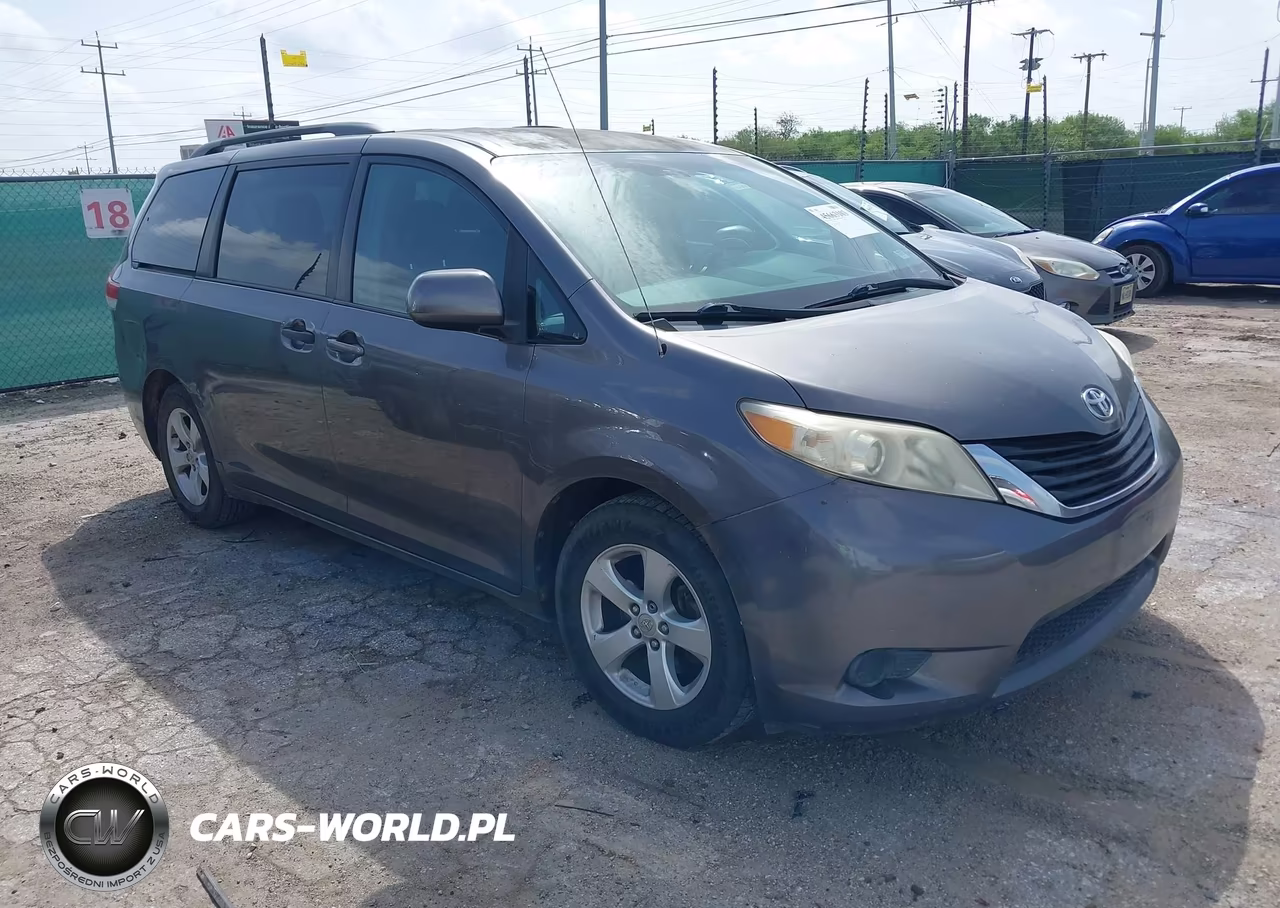 2011 Toyota Sienna Le V6 – zdjęcie 1 z 16