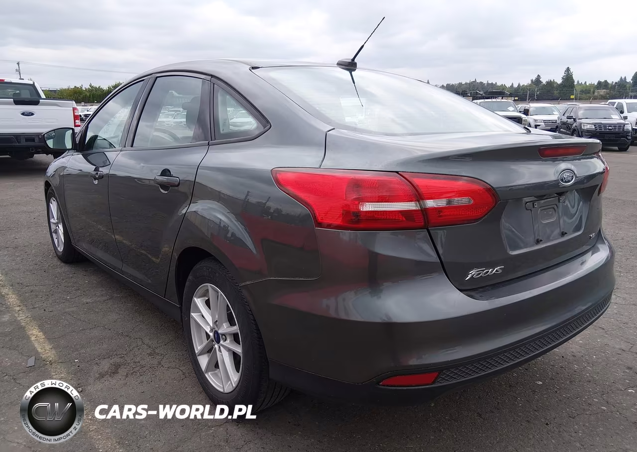 2018 Ford Focus Se VIN:1FADP3F28JL327436 - 3