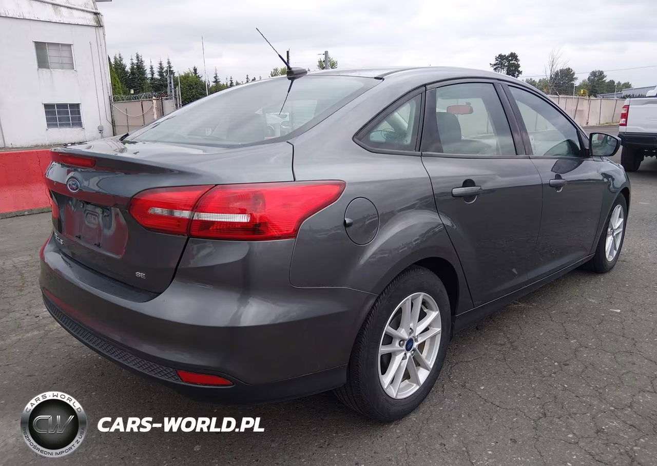 2018 Ford Focus Se VIN:1FADP3F28JL327436 - 4