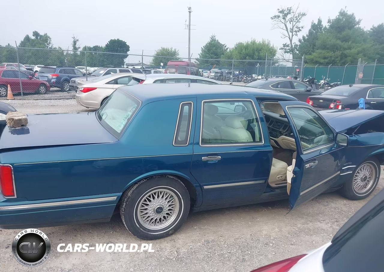 1997 Lincoln Town Car Signature VIN:1LNLM82W2VY671949 - 14