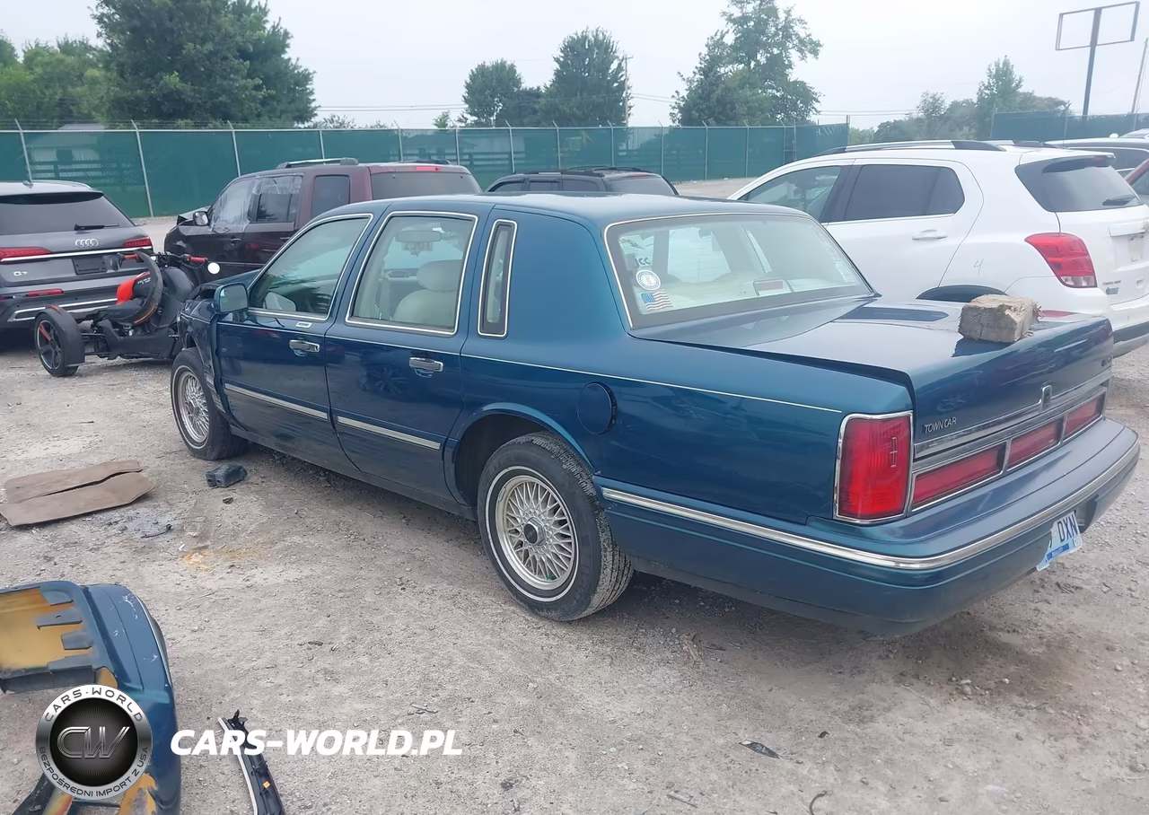 1997 Lincoln Town Car Signature VIN:1LNLM82W2VY671949 - 3