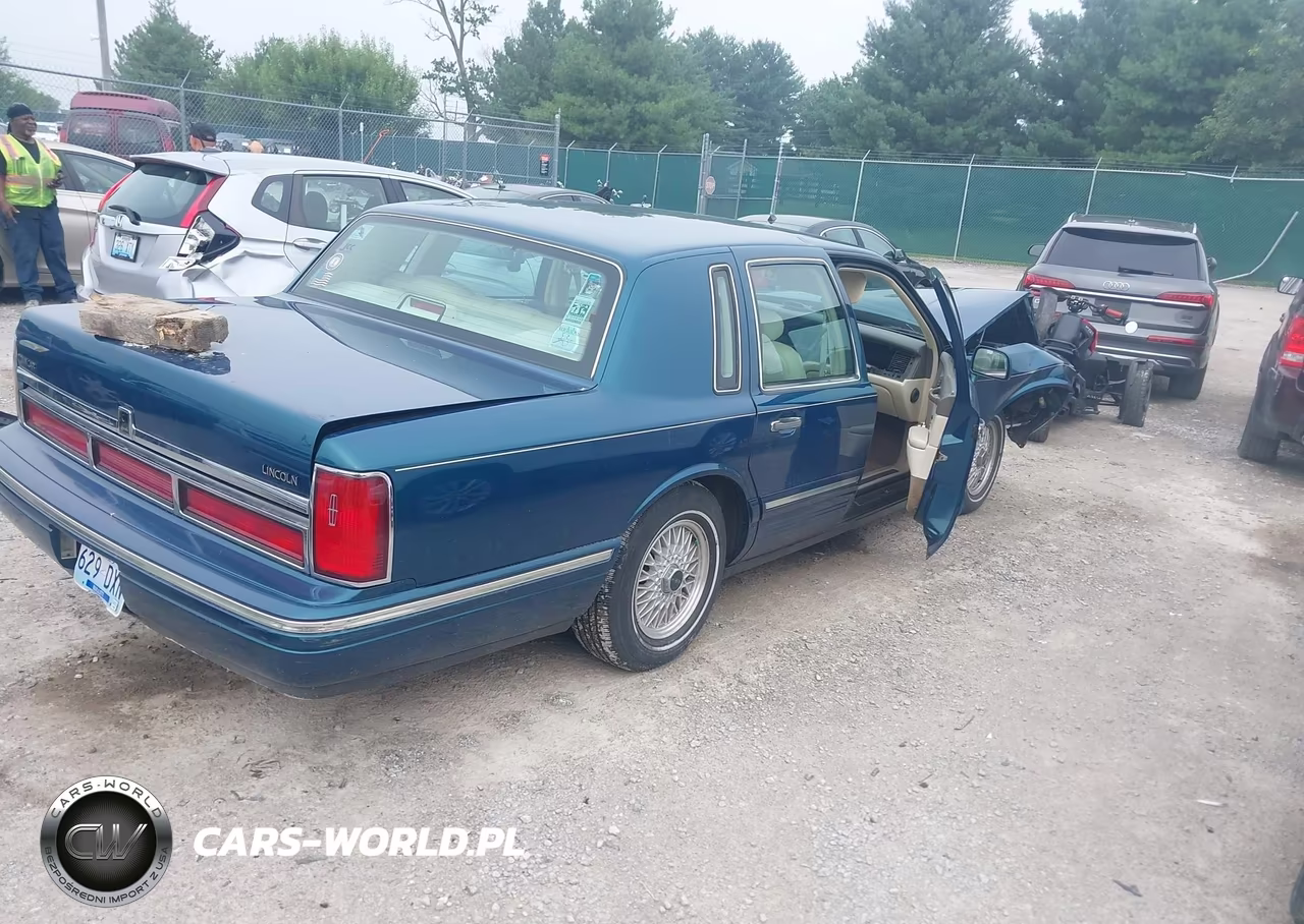 1997 Lincoln Town Car Signature VIN:1LNLM82W2VY671949 - 4