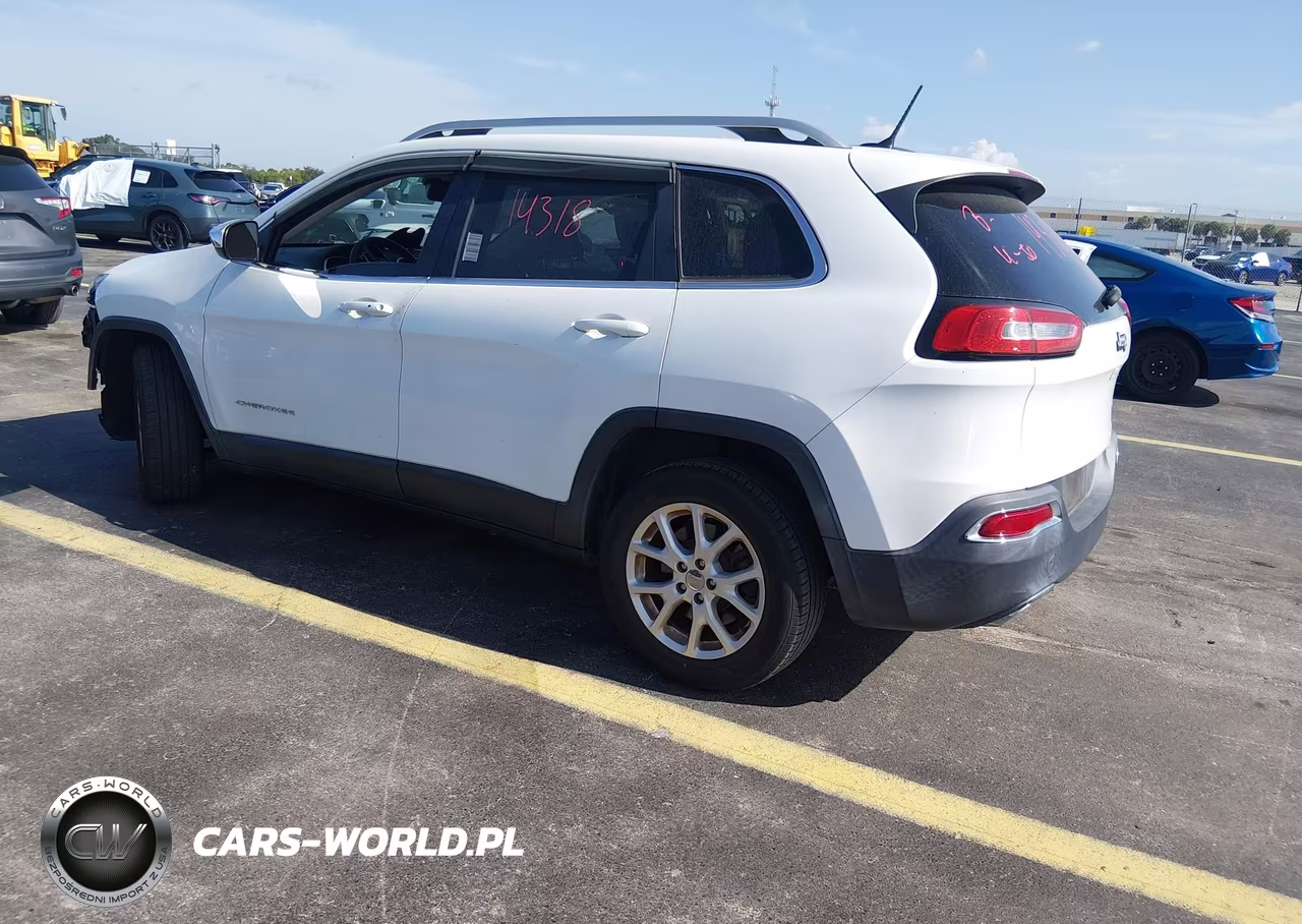 2015 Jeep Cherokee Latitude VIN:1C4PJLCSXFW518584 - 3