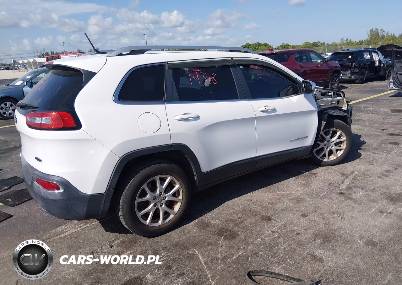 2015 Jeep Cherokee Latitude VIN:1C4PJLCSXFW518584 - 4