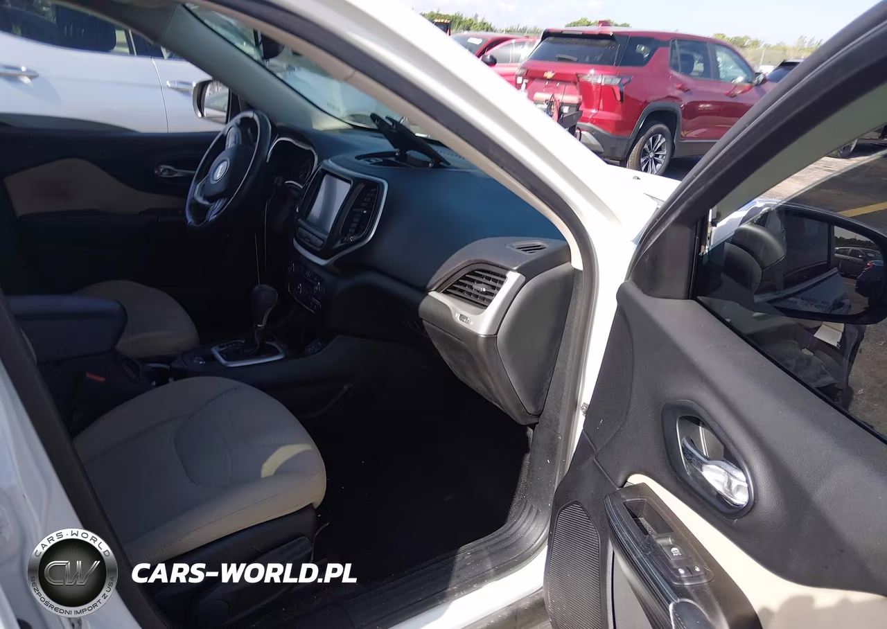 2015 Jeep Cherokee Latitude VIN:1C4PJLCSXFW518584 - 5
