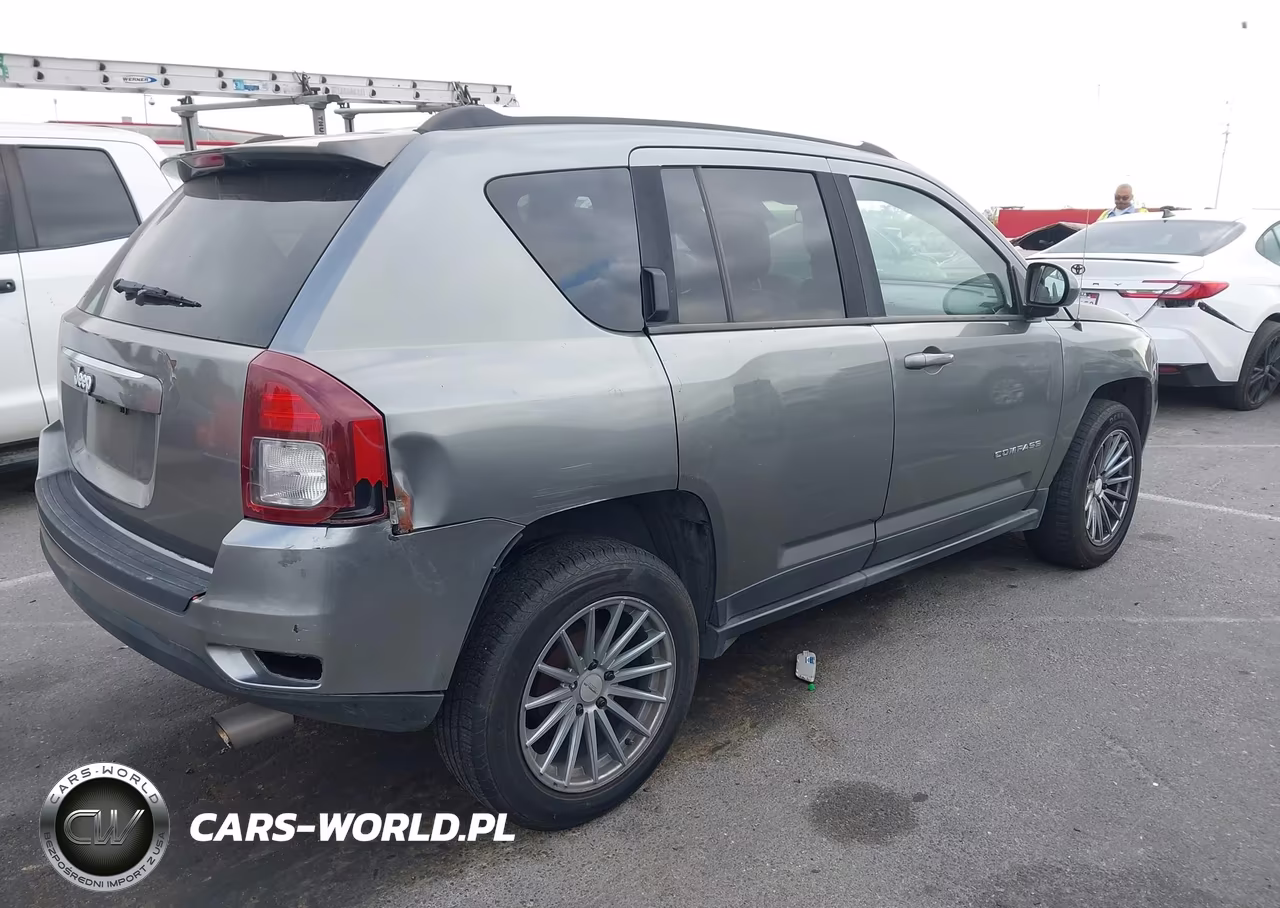 2014 Jeep Compass Latitude VIN:1C4NJCEA7ED562922 - 4