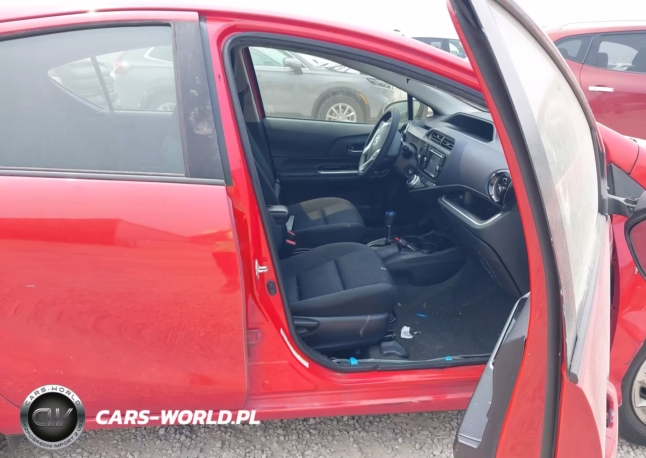 2015 Toyota Prius C Two VIN:JTDKDTB33F1112591 - 5