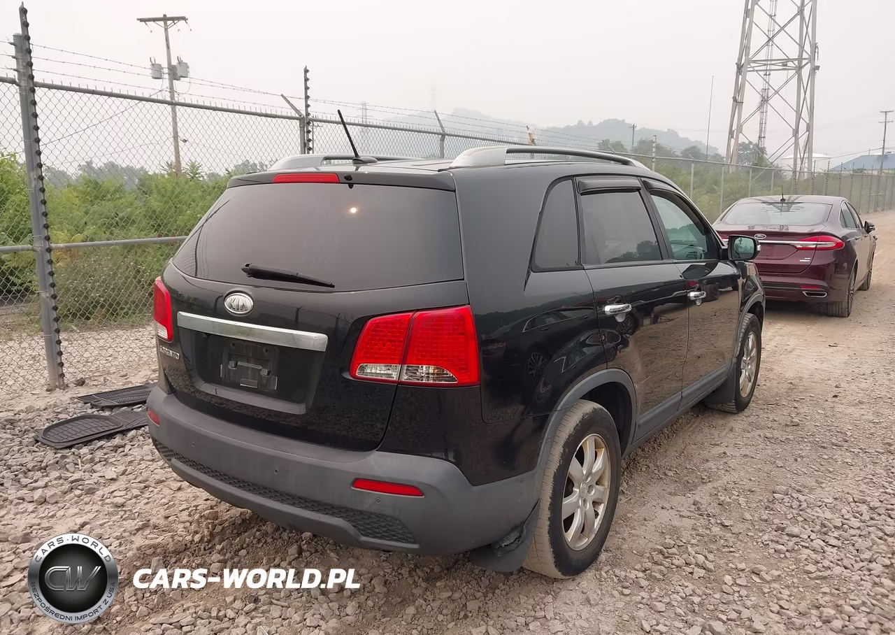 2011 Kia Sorento Lx VIN:5XYKT4A13BG071673 - 4