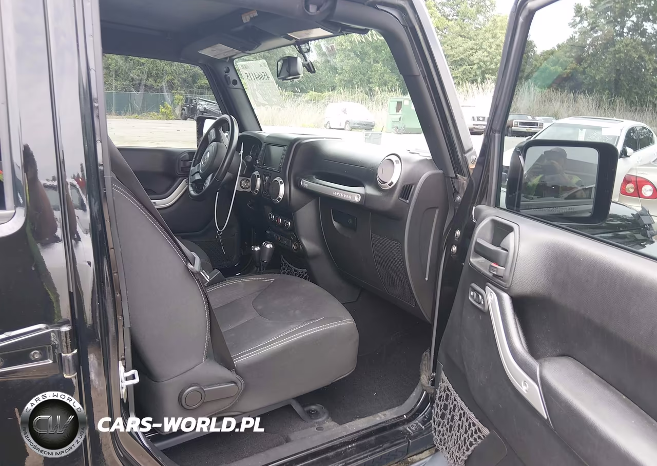 2017 Jeep Wrangler Unlimited Sahara VIN:1C4BJWEG4HL622352 - 5