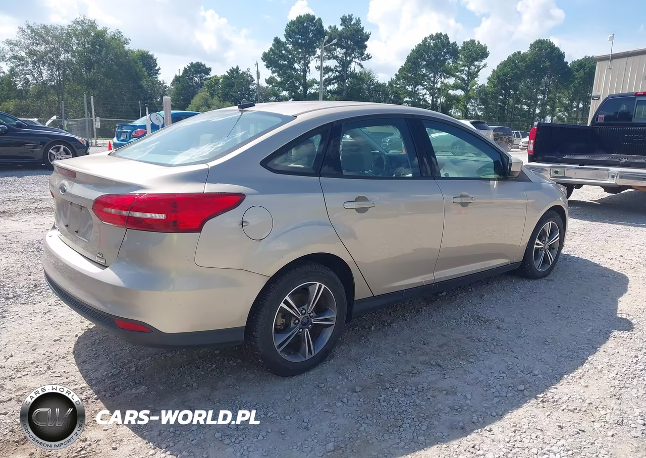 2018 Ford Focus Se VIN:1FADP3FE7JL284993 - 4