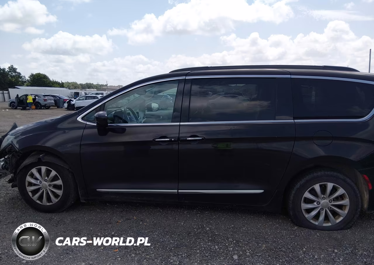 2017 Chrysler Pacifica Touring-L VIN:2C4RC1BG9HR587749 - 15