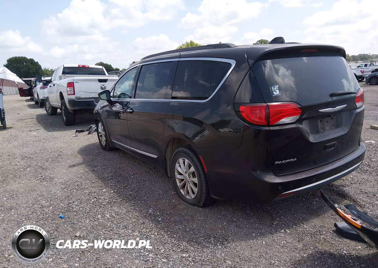 2017 Chrysler Pacifica Touring-L VIN:2C4RC1BG9HR587749 - 3