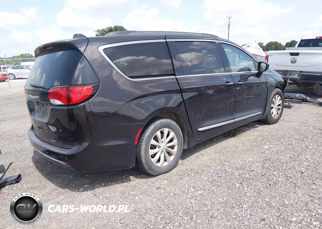 2017 Chrysler Pacifica Touring-L VIN:2C4RC1BG9HR587749 - 4