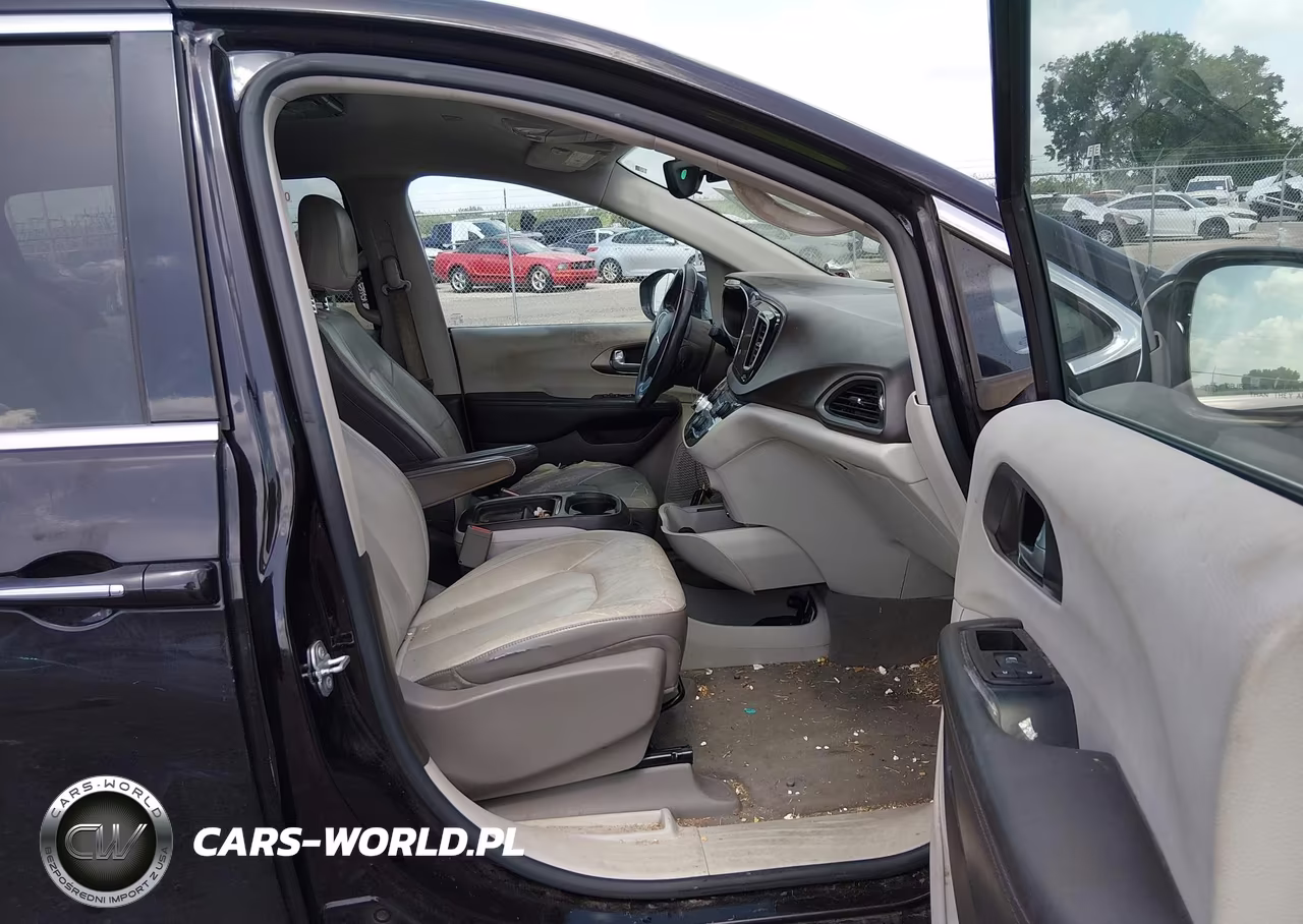 2017 Chrysler Pacifica Touring-L VIN:2C4RC1BG9HR587749 - 5