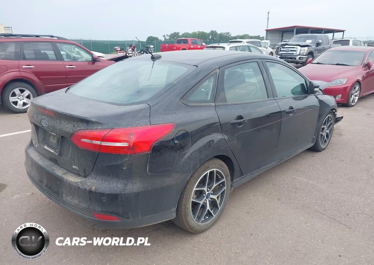 2017 Ford Focus Sel VIN:1FADP3H2XHL237423 - 4